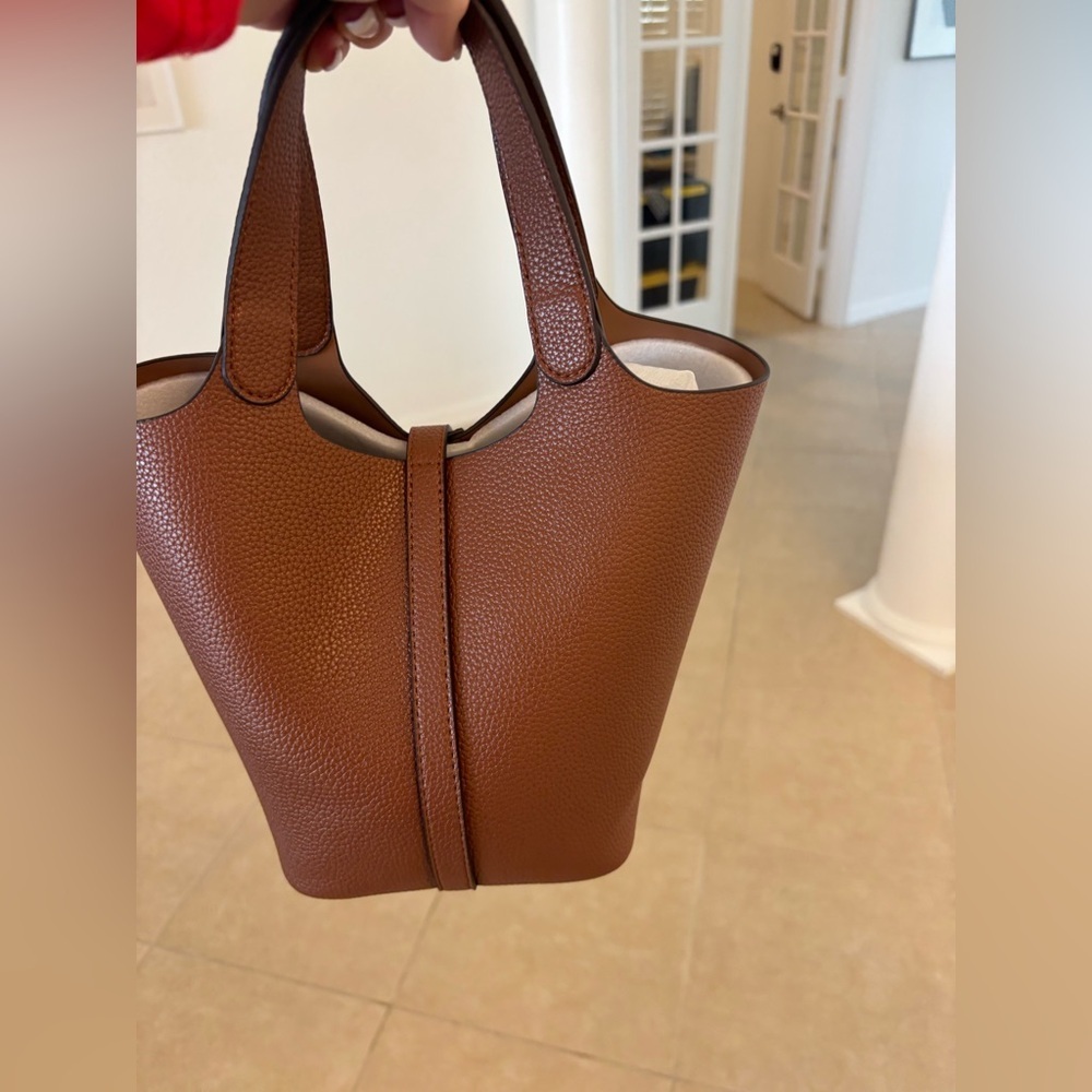 Elegant Brown Leather Tote Bag - Picture 4 of 6